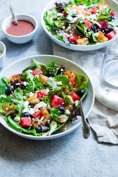 Plato con alimentos frescos y equilibrados
