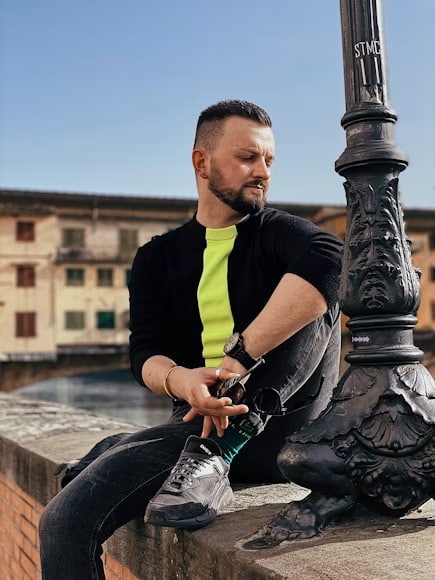 Hombres adultos compartiendo un momento activo al aire libre